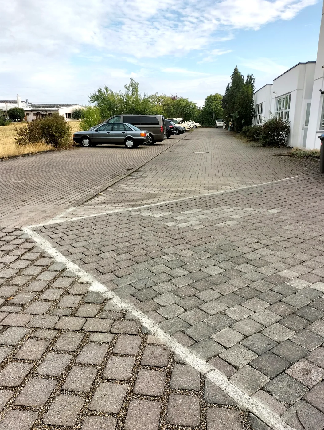 Gepflasterter Parkplatz vor dem Gebäude Robert-Bosch-Straße 51 in Schwäbisch Hall mit Stellplätzen direkt vor dem Haus
